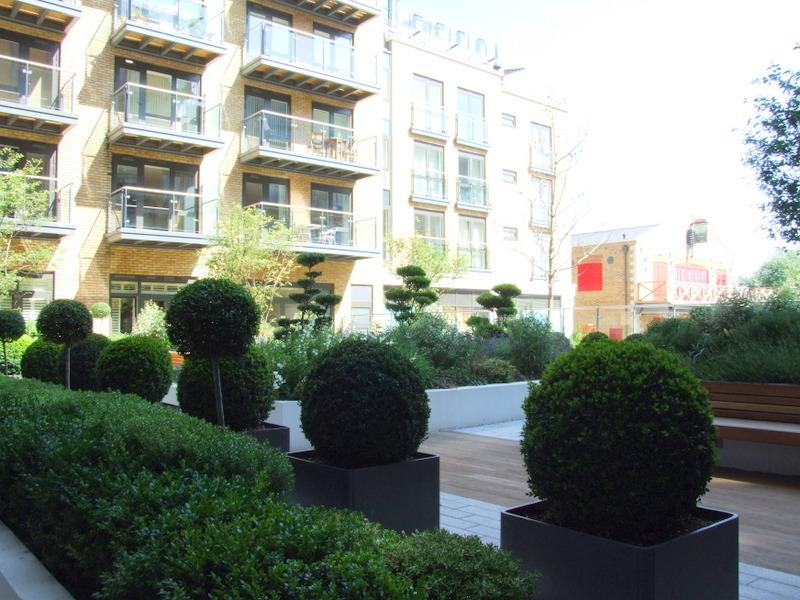 Rothschild House, 8 Kew Bridge Road, Brentford, TW8 2 bed flat £2,495