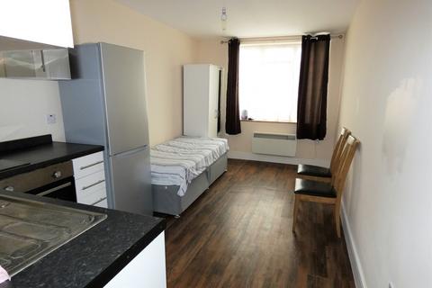 Studio to rent, Staines Road, Bedfont, Feltham