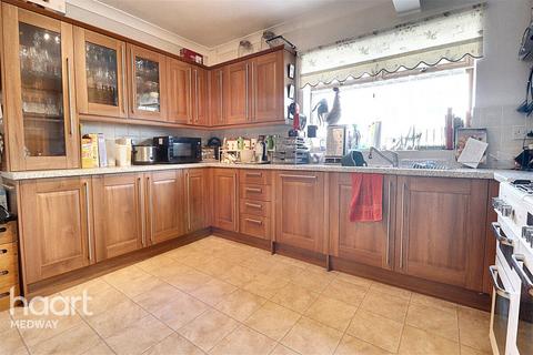 4 bedroom detached bungalow to rent, Danes Hill, Gillingham