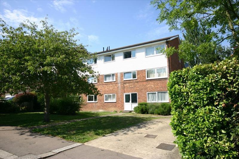 Chase Green Avenue, Enfield Chase, Enfield 1 bed flat £900 pcm (£208 pw)