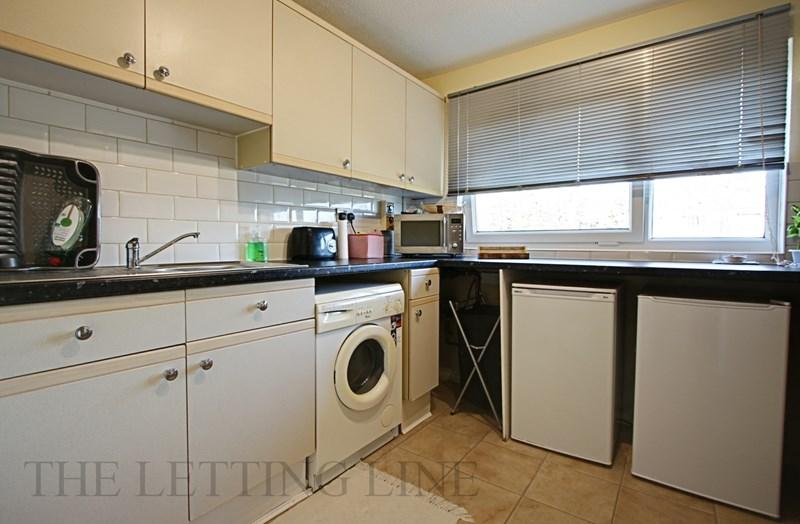 Chase Green Avenue, Enfield Chase, Enfield 1 bed flat £900 pcm (£208 pw)