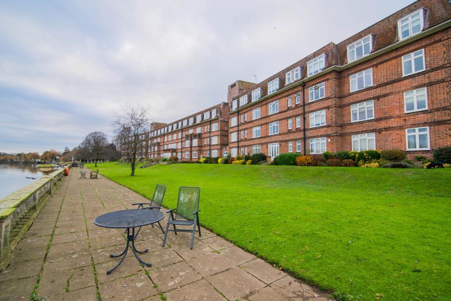 Thames Eyot, Cross Deep, Twickenham, TW1 1 bed flat £445,000