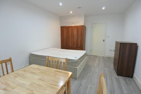 Studio to rent, Neasden Close, Neasden, London NW10