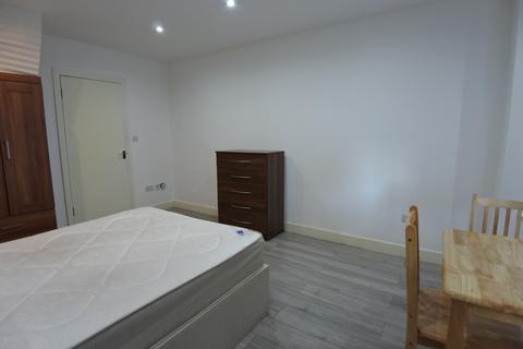Studio to rent, Neasden Close, Neasden, London NW10