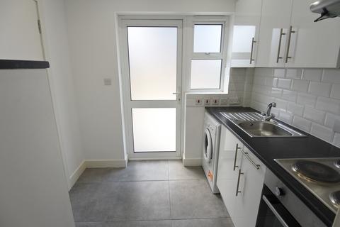 Studio to rent, Neasden Close, Neasden, London NW10