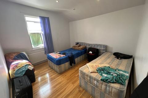 2 bedroom flat to rent, Grange Road, Southall