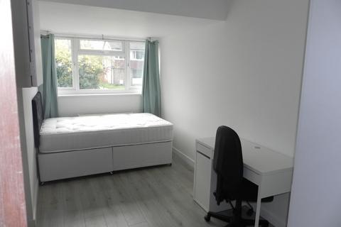 undefined, Ensuite room - Guildford Park Avenue, GU27NN