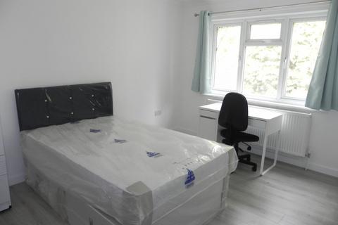 1 bedroom in a house share to rent, Ensuite room - Guildford Park Avenue, GU27NN