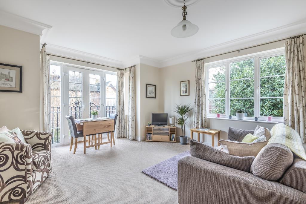 Christine Ingram Gardens, Bracknell, Berkshire, RG42 2 bed flat £250,000