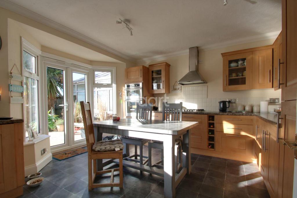 Wheatsheaf Gardens, Sheerness 3 bed semidetached house £240,000