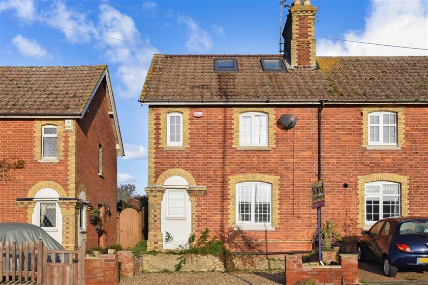 Tonbridge Road, Barming, Maidstone, Kent 3 bed semidetached house £