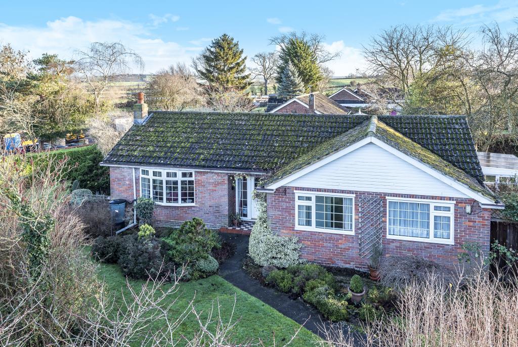 Weedon, Aylesbury, HP22 3 bed detached bungalow £400,000
