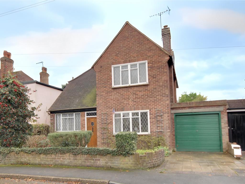 Vicarage Avenue, Egham, Surrey, TW20 3 bed detached house £1,995 pcm