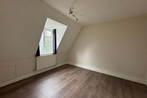 2 bedroom flat to rent, Green Avenue, Mill Hill