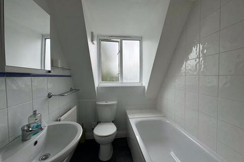 2 bedroom flat to rent, Green Avenue, Mill Hill
