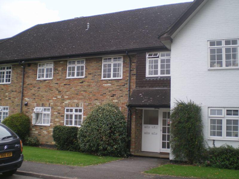 Lexham Gardens, Amersham HP6 2 bed flat £1,200 pcm (£277 pw)