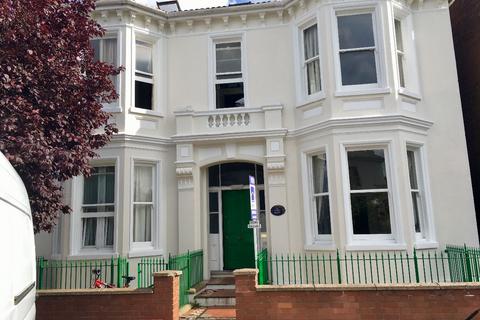 1 bedroom in a house share to rent, Room 43 Double Bedroom- Acorn House, Russell Terrace, L/Spa, CV31 1HE