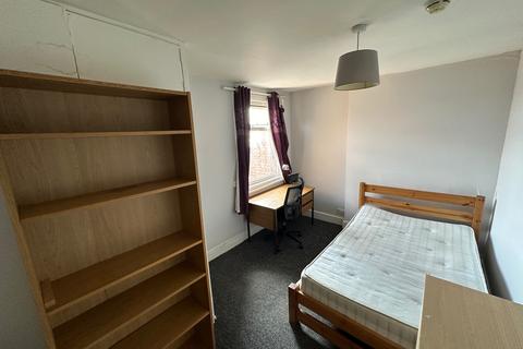 1 bedroom in a house share to rent, Room 43 Double Bedroom- Acorn House, Russell Terrace, L/Spa, CV31 1HE