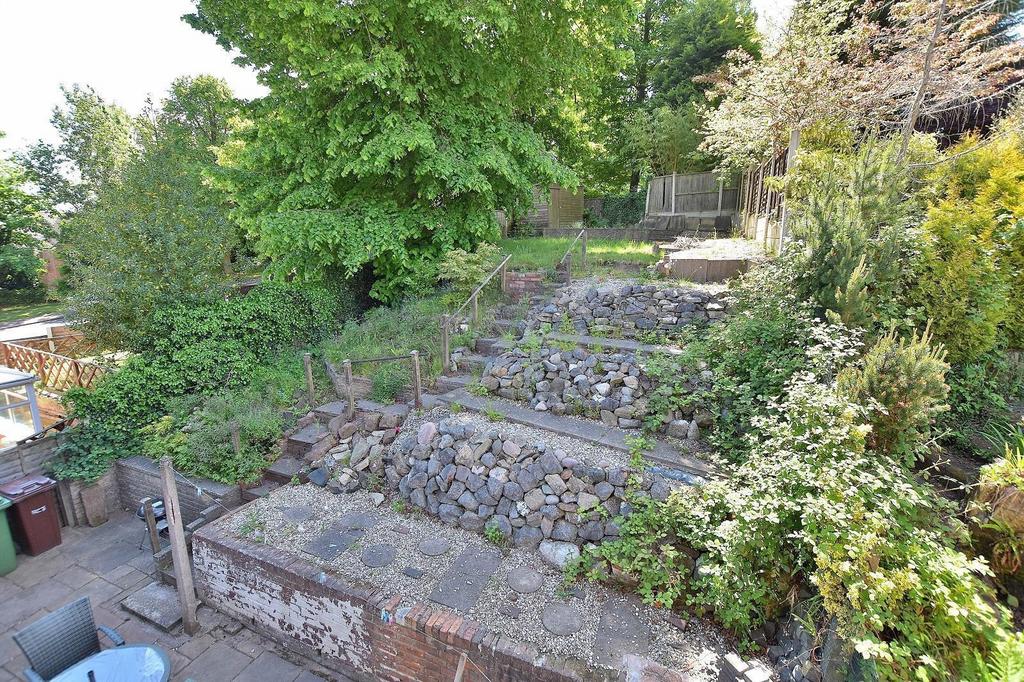 The Holloway, Wolverhampton 4 bed house £1,400 pcm (£323 pw)