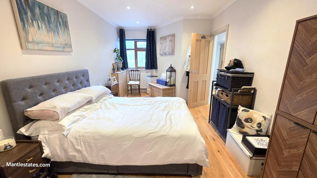Front bedroom (3)