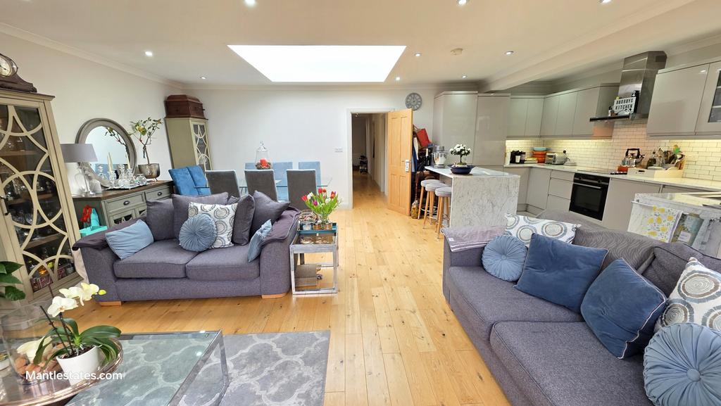 Lounge/kitchen/dining area