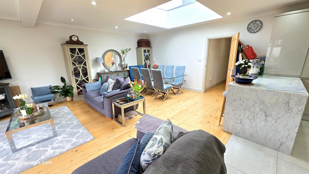 Lounge/kitchen/dining area