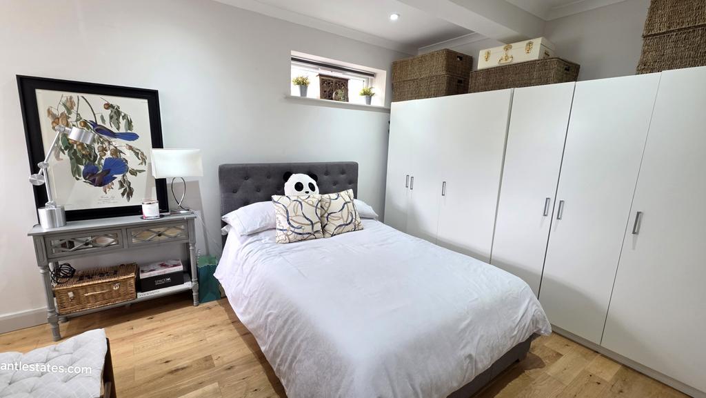 Front bedroom (2)