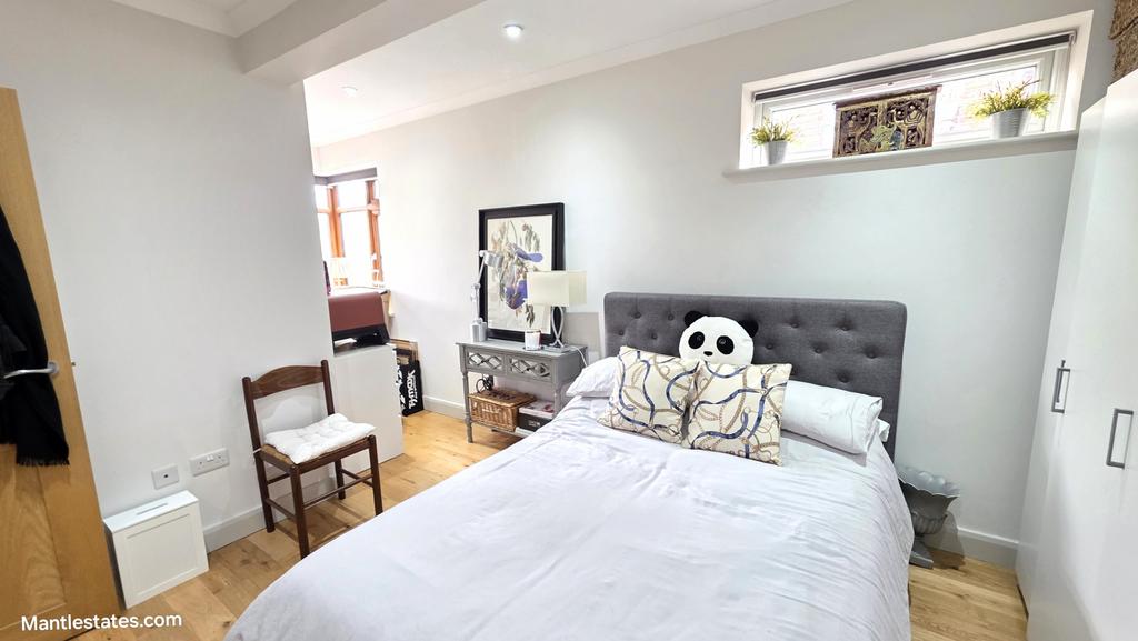 Front bedroom (2)