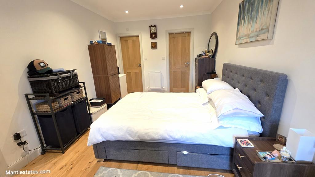 Front bedroom (3)