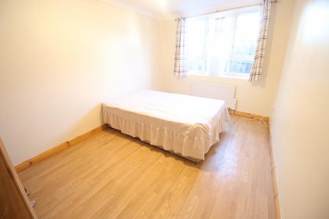 3 bedroom flat to rent, Beavers Lane, HOUNSLOW, Middlesex, TW4