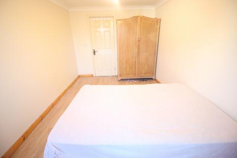 3 bedroom flat to rent, Beavers Lane, HOUNSLOW, Middlesex, TW4