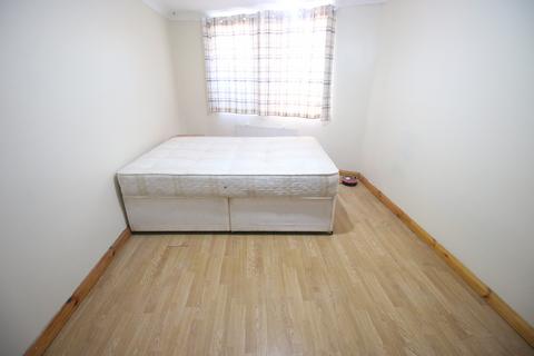 3 bedroom flat to rent, Beavers Lane, HOUNSLOW, Middlesex, TW4