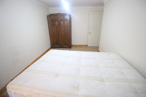 3 bedroom flat to rent, Beavers Lane, HOUNSLOW, Middlesex, TW4