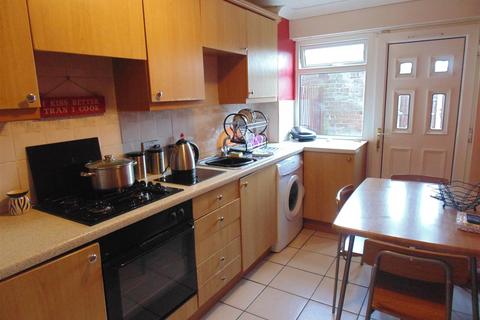 3 bedroom terraced house to rent, Farnborough Road, Castle Vale