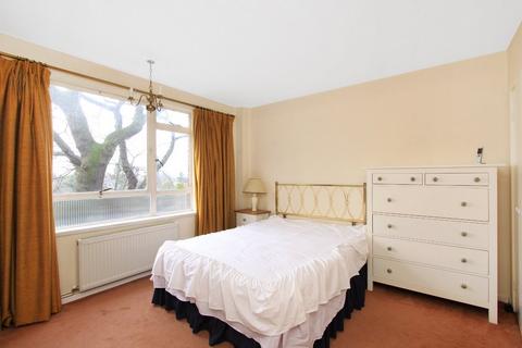 2 bedroom apartment to rent, Knoll Court, Farquhar Road SE19