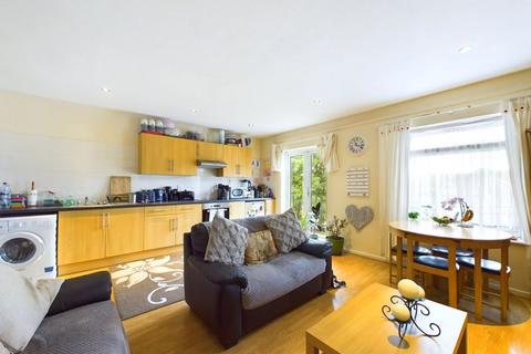 2 bedroom flat to rent, Raglan Precinct, Caterham On The Hill