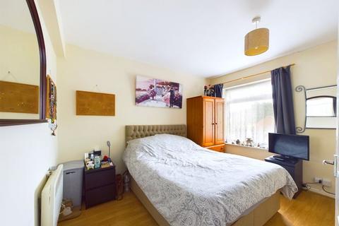 2 bedroom flat to rent, Raglan Precinct, Caterham On The Hill