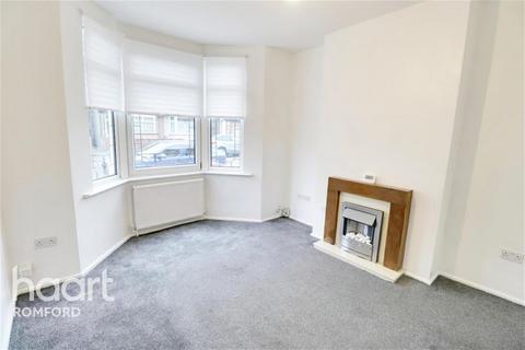 3 bedroom terraced house to rent, Cromer Road - Romford - RM7