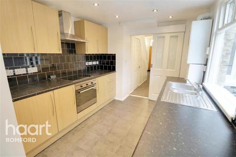 3 bedroom terraced house to rent, Cromer Road - Romford - RM7