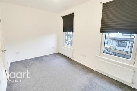 3 bedroom terraced house to rent, Cromer Road - Romford - RM7