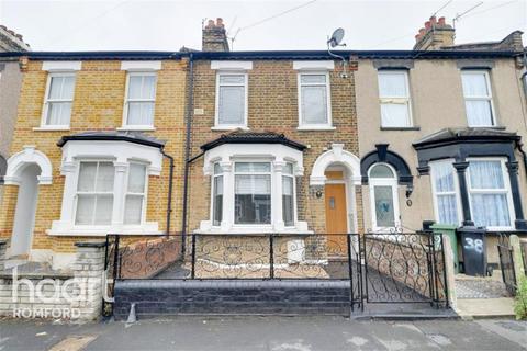 3 bedroom terraced house to rent, Cromer Road - Romford - RM7