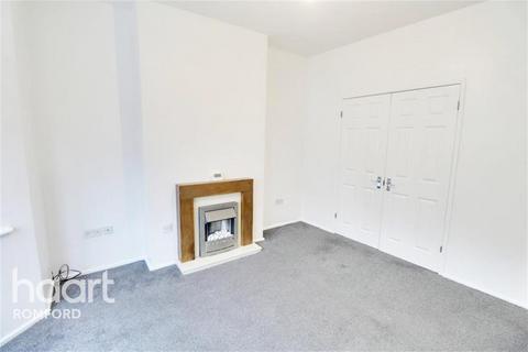 3 bedroom terraced house to rent, Cromer Road - Romford - RM7