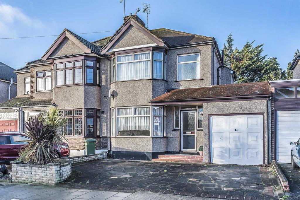 Goodwood Avenue, Hornchurch, RM12 6DH 3 bed semidetached house £450,000