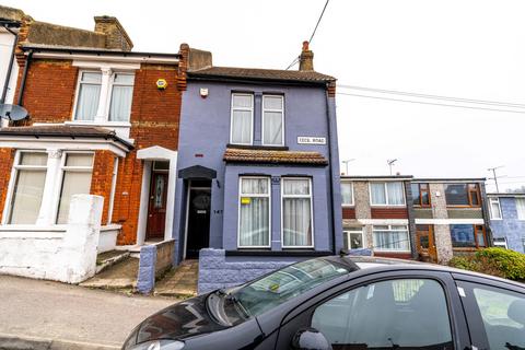 3 bedroom terraced house to rent, Cecil Road, Rochester, Kent, ME1