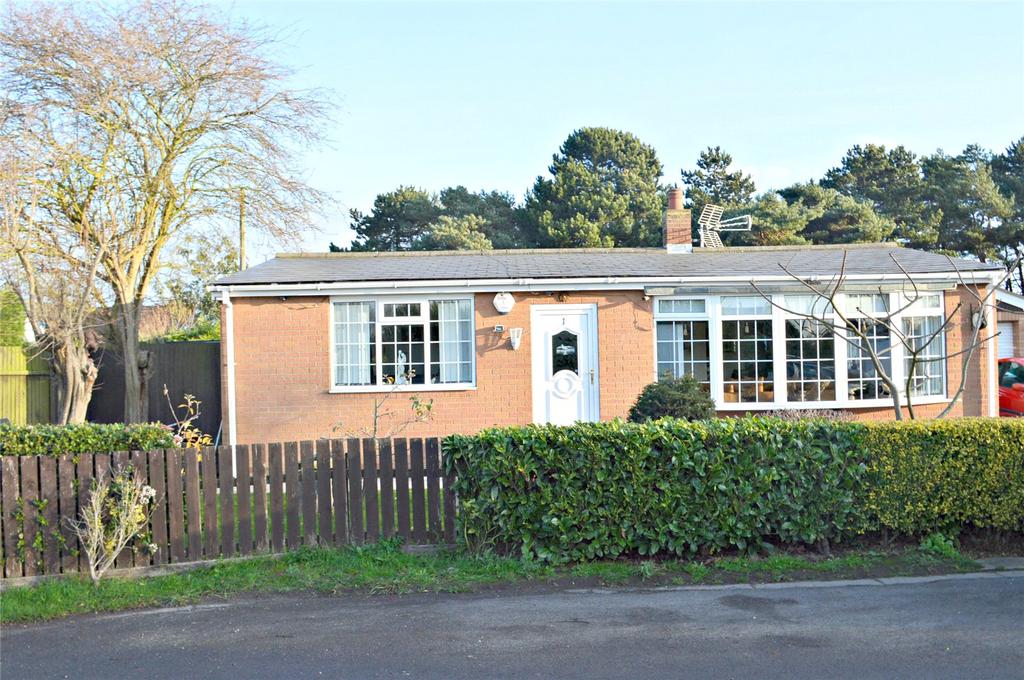 Humberston Fitties, Cleethorpes, DN36 2 bed detached bungalow for sale