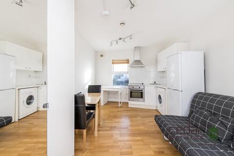 Studio to rent, Fortune Green Road, West Hampstead NW6