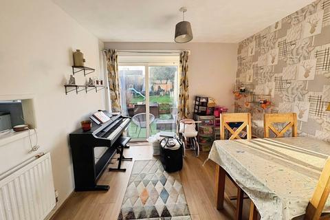 3 bedroom semi-detached house to rent, Colwell Avenue, Hucclecote, Gloucester