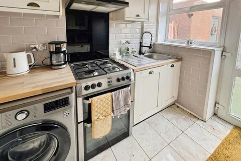 3 bedroom semi-detached house to rent, Colwell Avenue, Hucclecote, Gloucester