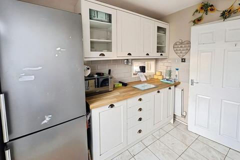 3 bedroom semi-detached house to rent, Colwell Avenue, Hucclecote, Gloucester