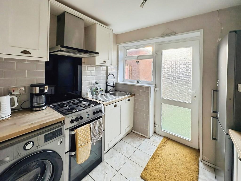 Ec105720-Kitchen 20further
